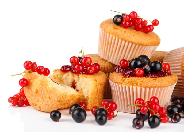 Smakelijke muffins met bessen geïsoleerd op wit — Stockfoto