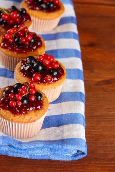 Mumsiga muffins med bär på träbord — Stockfoto