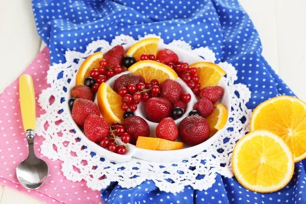 Insalata di frutta utile in piatto su tavolo di legno primo piano — Foto Stock