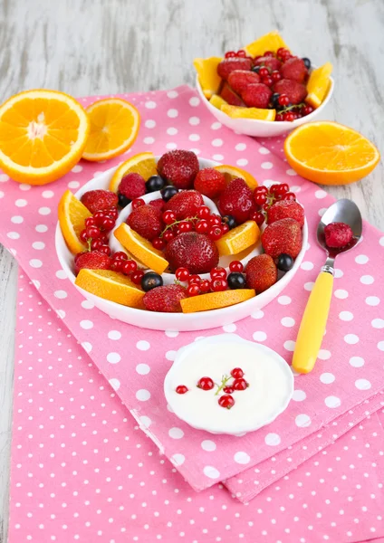 Ensalada de frutas útil en platos sobre mesa de madera de cerca —  Fotos de Stock