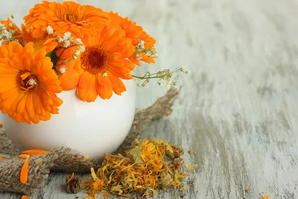 Fiori di Calendula in vaso su fondo di legno — Foto Stock