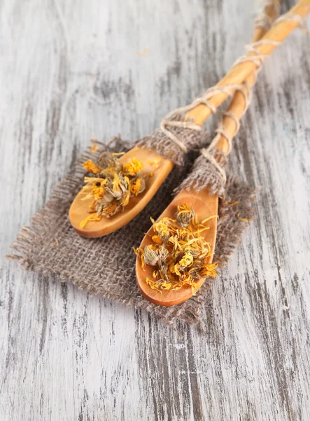 Fiori di calendula essiccati su sfondo di legno — Foto Stock