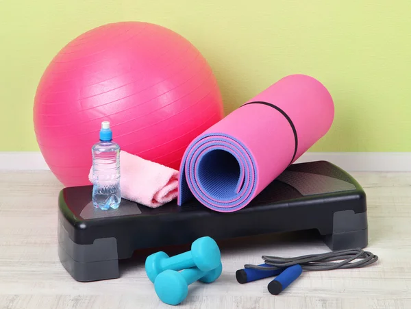 Verschiedene Werkzeuge für die Fitness im Raum — Stockfoto