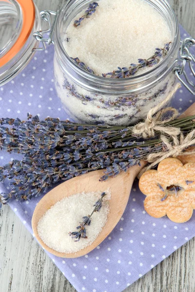 Pot van lavendel suiker en verse lavendel op houten achtergrond — Stockfoto