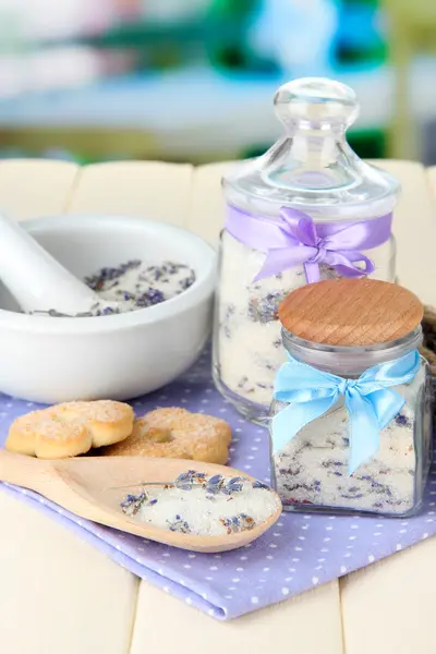 Stillleben mit einem Glas Lavendelzucker, Mörser und frischen Lavendelblüten auf hellem Hintergrund — Stockfoto