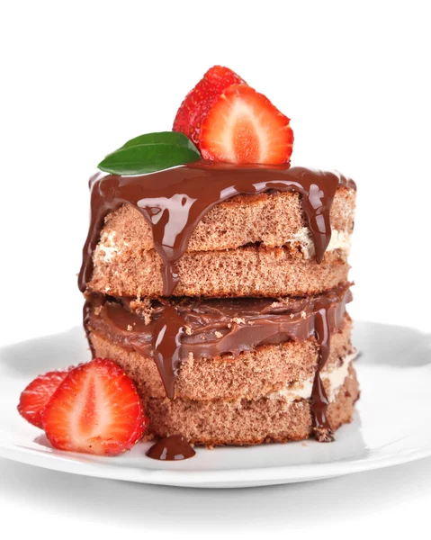 Schokoladenkuchen mit Erdbeere isoliert auf Weiß — Stockfoto