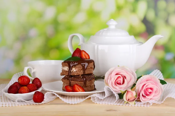 与自然背景上的木桌上草莓巧克力蛋糕 — 图库照片