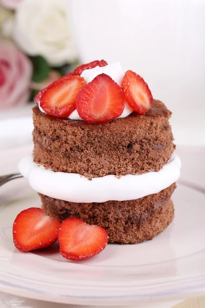 Chocolate cake met aardbei op tabel close-up — Stockfoto