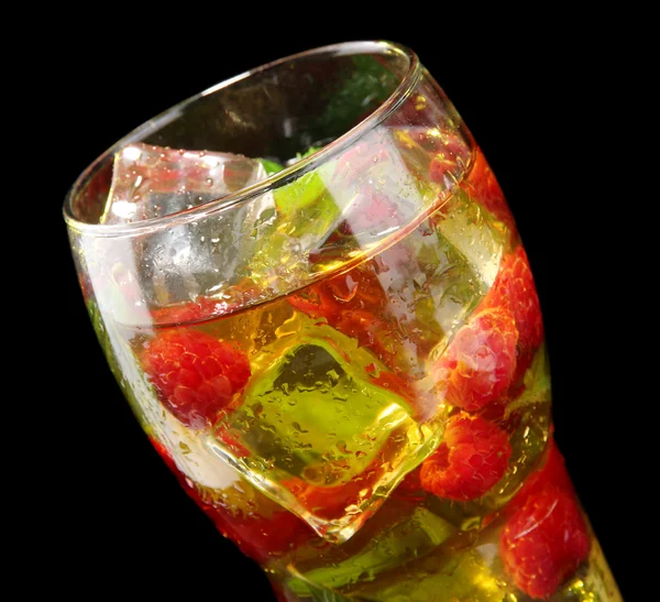 Iced tea with raspberries and mint on black background — Stock Photo, Image