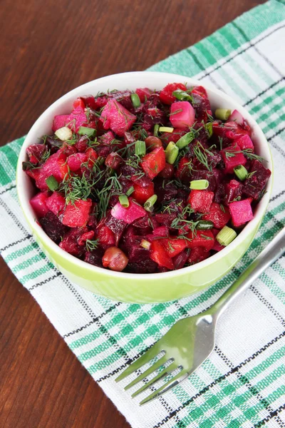 Rödbetor sallad i skålen på bordet närbild — Stockfoto