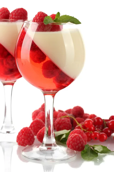 Gelatina di frutta con lamponi in bicchieri isolati su bianco — Foto Stock