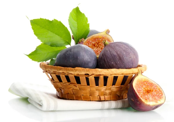 Figues douces mûres avec des feuilles dans le panier isolé sur blanc — Photo