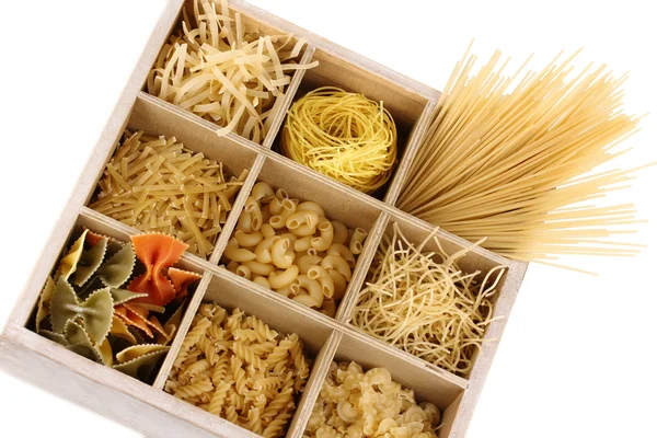 Nueve tipos de pasta en secciones de cajas de madera aisladas en blanco —  Fotos de Stock