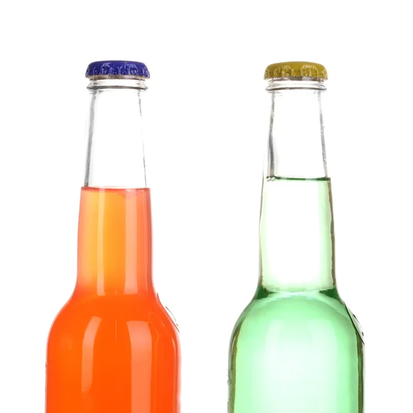 Bebidas saborosas em garrafas isoladas em branco — Fotografia de Stock