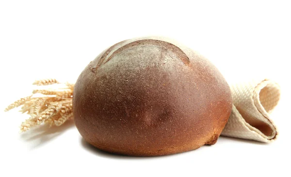 Chutný žitný chléb s ušima, izolované na bílém — Stock fotografie