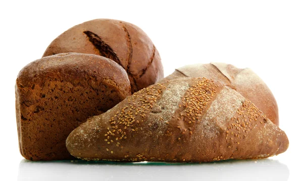 Schmackhaftes Roggenbrot mit Ähren, isoliert auf weißem — Stockfoto