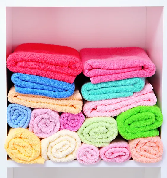 Toallas de colores en los estantes en el baño — Foto de Stock