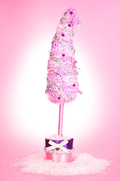 Albero di Natale con punta curva su sfondo rosa — Foto Stock