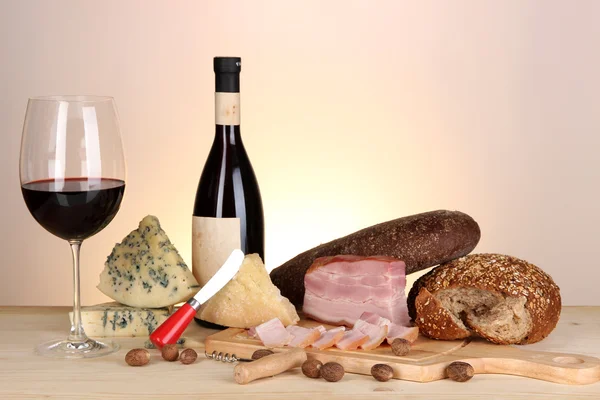 Exquisito bodegón de vino, queso y productos cárnicos —  Fotos de Stock