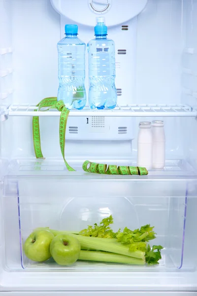 Открытый холодильник с диетической пищей — стоковое фото