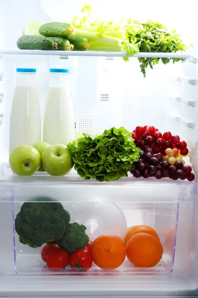 Frigorífico aberto com comida vegetariana — Fotografia de Stock