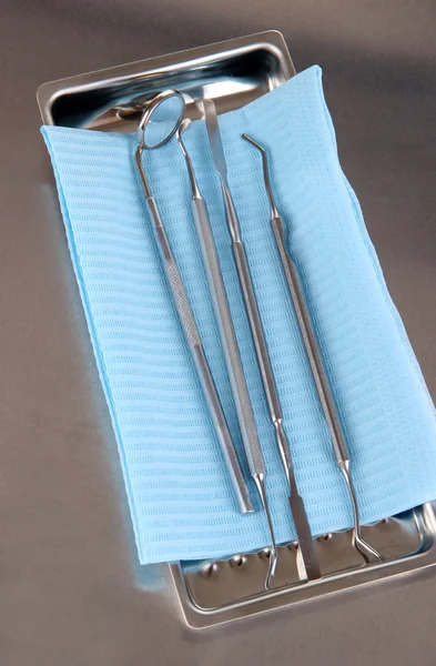 Zahnarzt-Werkzeuge auf grauem Tisch in Großaufnahme — Stockfoto