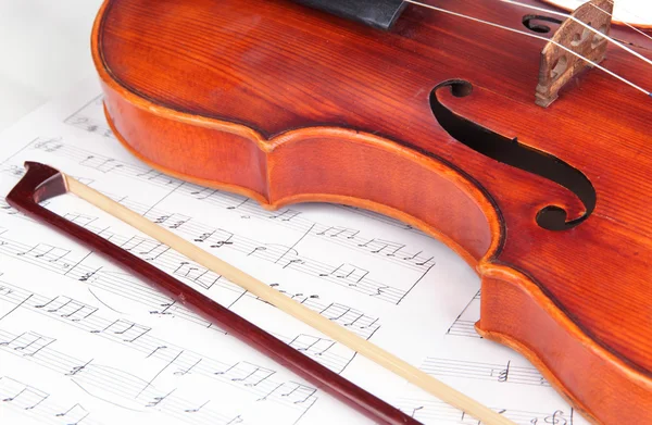 Violín clásico en notas —  Fotos de Stock