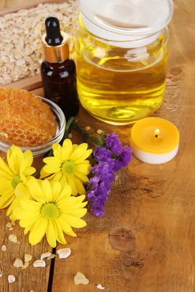 Fragrant honey spa with oils and honey on wooden table close-up — Stock Photo, Image