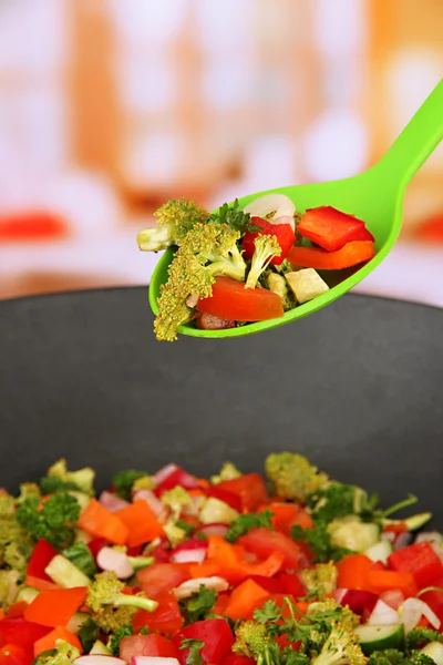 Ragu vegetal em wok, em fundo brilhante — Fotografia de Stock