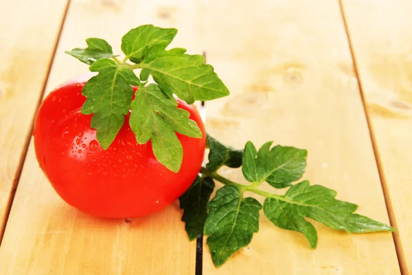 Fresh tomatoes on wooden table close-up — Stock Photo, Image