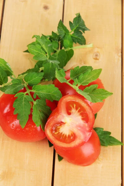 Frische Tomaten auf Holztisch in Großaufnahme — Stockfoto