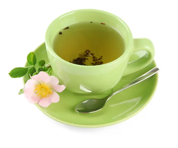 杯与髋关节玫瑰花卉，孤立在白色的草药茶 — 图库照片