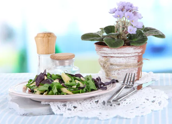 Insalata leggera sul piatto sul tavolo sullo sfondo della stanza — Foto Stock