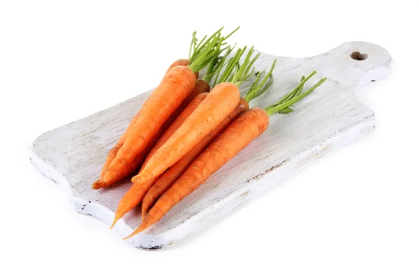 Zanahorias en la tabla de cortar, aisladas en blanco —  Fotos de Stock