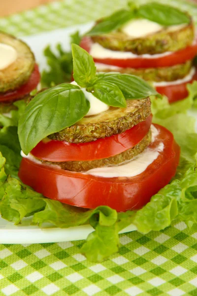 Sabroso tueste de médula y rodajas de tomate con hojas de ensalada, primer plano —  Fotos de Stock