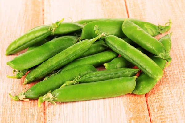 Zoete groene erwten op houten achtergrond — Stockfoto