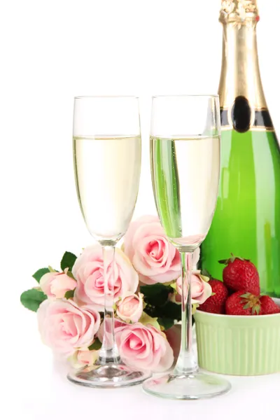 Bodegón romántico con champán, fresa y rosas rosadas, aislado en blanco — Foto de Stock