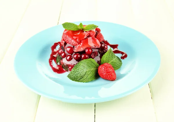 Leckeres Gelee-Dessert mit frischen Beeren, auf farbigem Holzhintergrund — Stockfoto