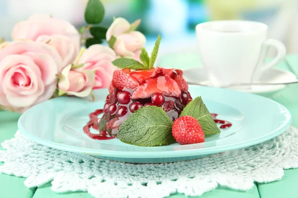 Tasty jelly dessert with fresh berries, on bright background — Stock Photo, Image