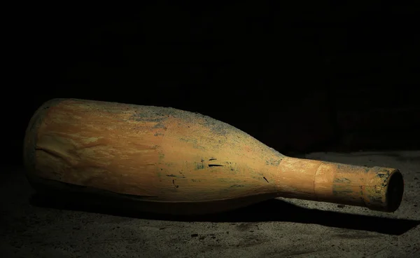 Vieille bouteille de vin dans une ancienne cave, sur fond sombre — Photo