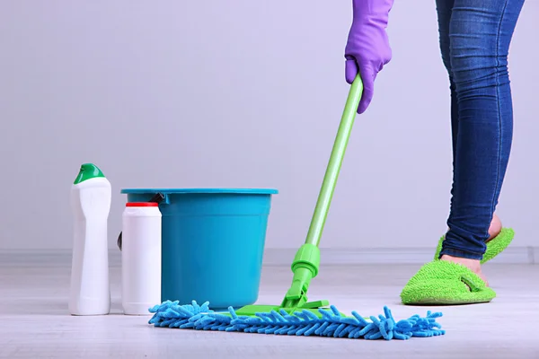 Piso de limpieza en la habitación primer plano — Foto de Stock