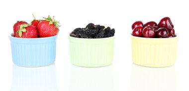 kiraz ve çilek beyaz izole kase ile olgun dut