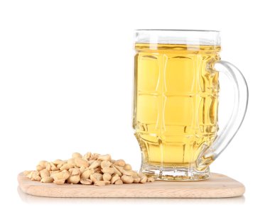 bira cam ve izole üzerinde beyaz tahtada fındık