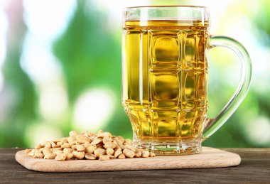 bira cam ve doğa arka masada fındık