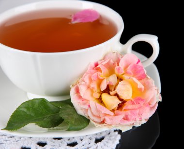 çay çay peçete siyah arka plan üzerine metalik tepsi üzerinde yükseldi.