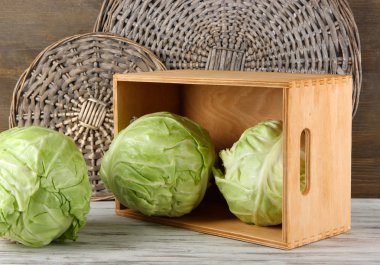 lahana ahşap zemin üzerinde tablo