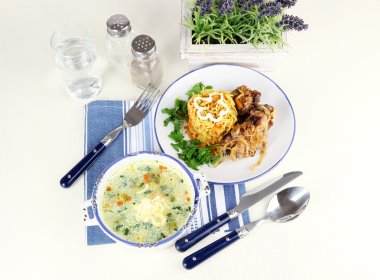 çorba ve tablo peçeteye Tabaklarda etli pilav