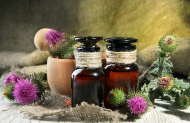 ilaç şişeleri ve harç ile thistle çiçek