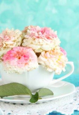 Gül Kupası mavi zemin üzerine peçete üzerinde