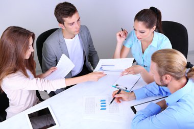 onların proje üzerinde birlikte çalışma office iş takım